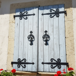 découvrez les accessoires indispensables pour volets battants afin d'assurer leur sécurité, leur fonctionnalité et leur esthétisme. guide complet pour bien choisir et installer vos équipements.