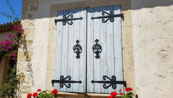 découvrez les accessoires indispensables pour volets battants afin d'assurer leur sécurité, leur fonctionnalité et leur esthétisme. guide complet pour bien choisir et installer vos équipements.